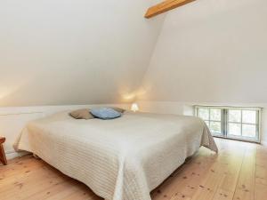 a white bedroom with a bed in a room at Charming Renovated Cottage - By Traum Ferienwohnungen in Humble
