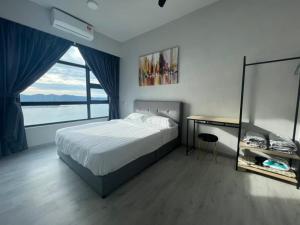 Postel nebo postele na pokoji v ubytování Jesselton Quay Seaview Homestay near Suria Sabah by StayPlace