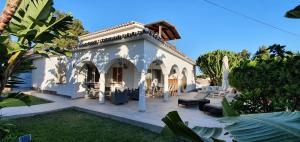 Biały dom z patio na dziedzińcu w obiekcie Casa Blue Vista, beachside villa w Marbelli