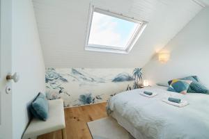 Un dormitorio con una cama grande y una ventana en VILLA SANDERLING au cœur de Saint Valery Haut standing 5 étoiles, en Saint-Valery-sur-Somme