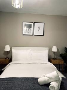 una camera da letto con un grande letto bianco con due lampade di Stunning 2-Bed Apart in the heart of Aberdeen* ad Aberdeen