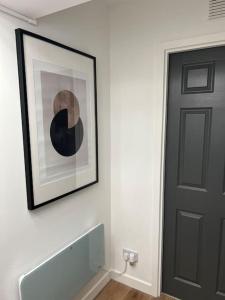 una habitación con una puerta y una foto en la pared en Stunning 2-Bed Apart in the heart of Aberdeen* en Aberdeen