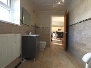 ローアーンにあるDylan's Courtの洗面台、トイレ、鏡のあるバスルーム