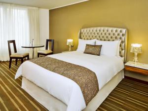 Łóżko lub łóżka w pokoju w obiekcie NM Lima Hotel