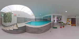 a swimming pool in the middle of a building at HOTEL MAESJHU in Atacames