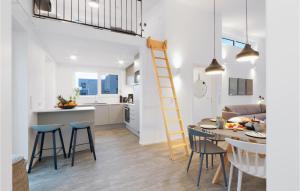cocina y sala de estar con escalera, mesa y sillas en 2 Bedroom Beach Front Home In Lembruch-dmmer See en Lembruch