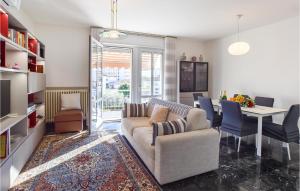 un soggiorno con divano e tavolo di Beautiful Apartment In Abano Terme With Wifi And 2 Bedrooms ad Abano Terme