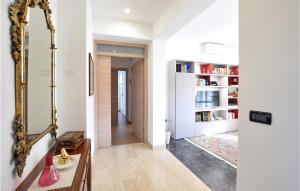 Habitación con espejo y pasillo. en Beautiful Apartment In Abano Terme With Wifi And 2 Bedrooms, en Abano Terme