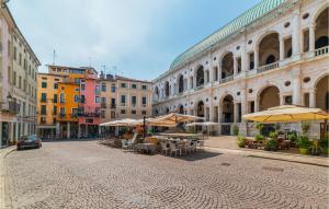 une rue de la ville avec des tables, des parasols et des bâtiments dans l'établissement Beautiful Apartment In Abano Terme With Wifi And 2 Bedrooms, à Abano Terme