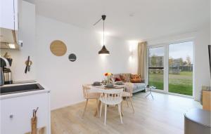 レンブルッフにあるBeach Front Apartmentのキッチンとテーブルとソファのあるリビングルーム