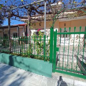 een groene poort voor een huis bij Kolhida home in Kilkís