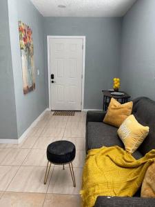 un soggiorno con divano e coperta gialla di The Citrus Guesthouse in Tampa a Tampa