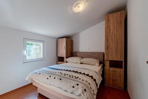 een slaapkamer met een bed en een raam bij Apartments by the sea Cove Poplat, Korcula - 20023 in Vela Luka