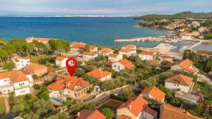 Fotografia z galérie ubytovania Seaside family friendly house with a swimming pool Ugljan - 20109 v destinácii Ugljan