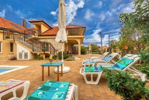 Fotografia z galérie ubytovania Seaside family friendly house with a swimming pool Ugljan - 20109 v destinácii Ugljan