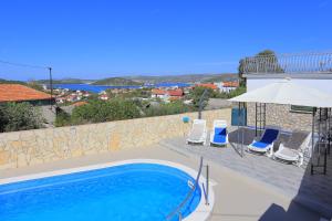 Bazén v ubytování Holiday house with a swimming pool Razanj, Rogoznica - 17904 nebo v jeho okolí