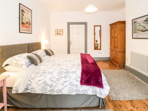 um quarto com uma cama grande e um cobertor roxo em Hafan Y Mor em Rhôs-on-Sea