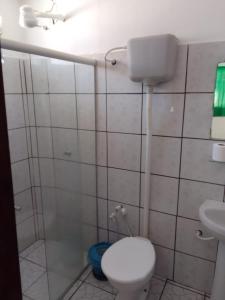 a bathroom with a toilet and a sink at Pousada A Vila do Pirata in Prado