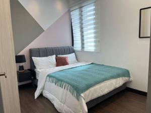 カジャンにあるAttractive 3 Bedroom Condo with Pool-D Raudhah Homestayのベッドルーム1室(ベッド1台、ブラインド付きの窓付)