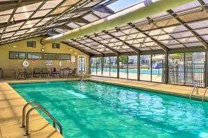 une piscine avec une piscine intérieure et une grande fenêtre dans l'établissement Branson Condo with On-Site Golf Course Access!, à Branson