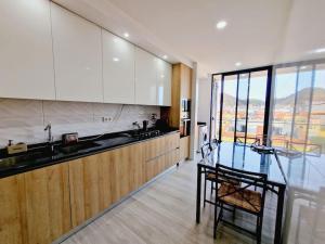 Virtuvė arba virtuvėlė apgyvendinimo įstaigoje Apartamento encantador com piscina e vista mar