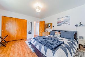 ein Schlafzimmer mit einem großen Bett und Holzboden in der Unterkunft Chapman Lane in Brookings