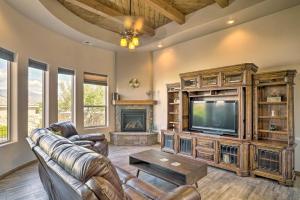 TV a/nebo společenská místnost v ubytování Mountain-View Las Cruces Getaway with Gas Grill