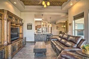 Kuchyň nebo kuchyňský kout v ubytování Mountain-View Las Cruces Getaway with Gas Grill