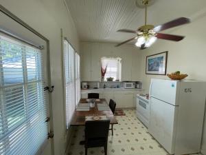 uma cozinha com uma ventoinha de tecto e um frigorífico em Carriage House - Medina Suite 1 em Pipe Creek