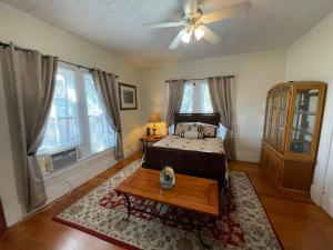 um quarto com uma cama e uma mesa em Carriage House - Medina Suite 1 em Pipe Creek