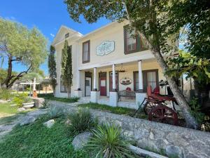 een gebouw met een bord aan de voorkant bij Carriage House - Medina Suite 1 in Pipe Creek