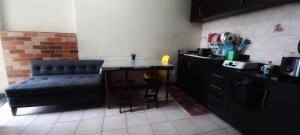 una cocina con sofá y mesa. en Mediterania palace residences kemayoran, en Yakarta