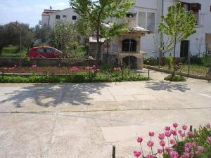 Ein Garten an der Unterkunft Apartment Milena