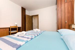 ein Schlafzimmer mit einem Bett mit Handtüchern darauf in der Unterkunft Apartment Milena in Srima