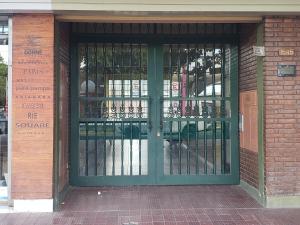 聖拉斐爾的住宿－Boulevard Soho San Rafael，拥有绿色门的砖砌建筑的入口