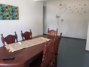 聖拉斐爾的住宿－Boulevard Soho San Rafael，一间带桌椅和绘画的用餐室