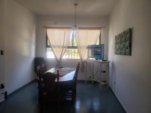 聖拉斐爾的住宿－Boulevard Soho San Rafael，一间带桌子和窗户的用餐室
