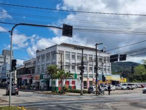 an intersection with a traffic light and a building at Hotel Real Koerich 24h in Rio do Sul
