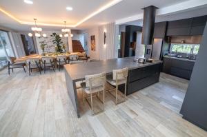 a kitchen and dining room with a table and chairs at Hotel Casa Giraldo in Armenia