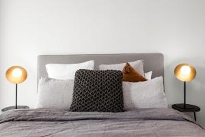 Postel nebo postele na pokoji v ubytování Luxuria Apartments - Fulton Lane