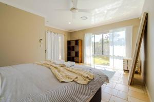 Katil atau katil-katil dalam bilik di Serenity, Sprawling Home Surrounded By Acreage +27 gambar