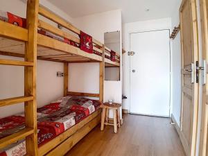 1 Schlafzimmer mit 2 Etagenbetten und einer Tür in der Unterkunft Appartement cosy aux Menuires · Accès pistes · Parking inclus - FR-1-344-850 in Les Menuires