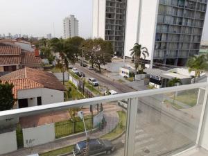 a view of a city street from a balcony at Elegante departamento en Urbarí - Cond. Aruma in Santa Cruz de la Sierra