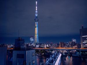 une vue sur la tour tokyo éclairée la nuit dans l'établissement MIMARU SUITES Tokyo ASAKUSA, à Tokyo