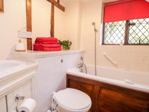 La salle de bains est pourvue de toilettes, d'une baignoire et d'un lavabo. dans l'établissement Brew Cottage, à Chislet