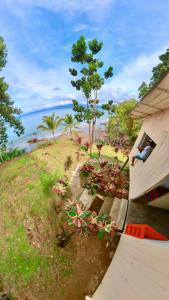 een persoon op een balkon van een huis bij Choibana Ecolodge in Bahía Solano