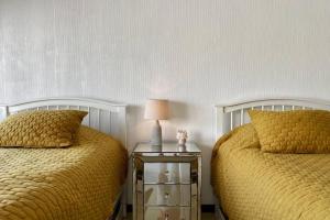 sypialnia z 2 łóżkami i stołem z lampką w obiekcie Charming Lagoon front Villa by CASA PARAISO w mieście Cancún