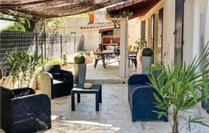een patio met banken en een tafel in een huis bij Pet Friendly Home In Les Angles With Kitchen in Les Angles Gard