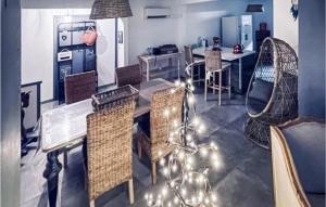 uma sala de jantar com uma mesa e algumas cadeiras em Pet Friendly Home In Les Angles With Kitchen em Les Angles Gard