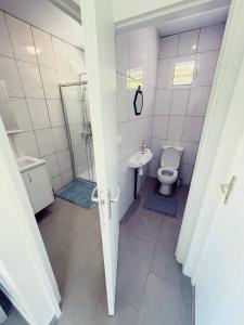 La salle de bains est pourvue de toilettes et d'un lavabo. dans l'établissement KIANI HOME, à Afaahiti